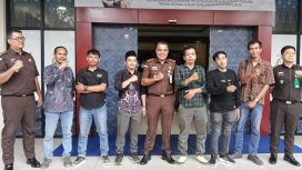 Keterangan foto : Ketua Jaringan Siber Media Indonesia (JMSI) Kabupaten Lebak Aji Rosyad menggunakan jaket hitam, Sabtu (2/8/2025)