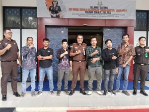 Keterangan foto : Ketua Jaringan Siber Media Indonesia (JMSI) Kabupaten Lebak Aji Rosyad menggunakan jaket hitam, Sabtu (2/8/2025)