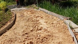 Sejumlah warga Desa Komis, Kecamatan Kedungdung, Kabupaten Sampang, Jawa Timur,