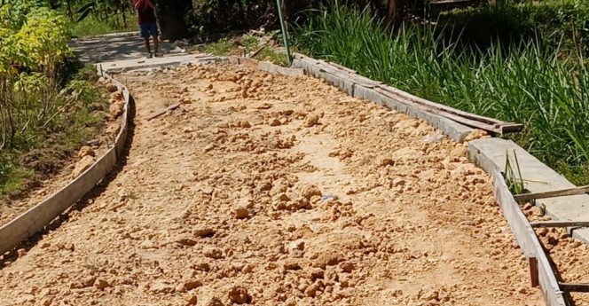 
					Sejumlah warga Desa Komis, Kecamatan Kedungdung, Kabupaten Sampang, Jawa Timur,