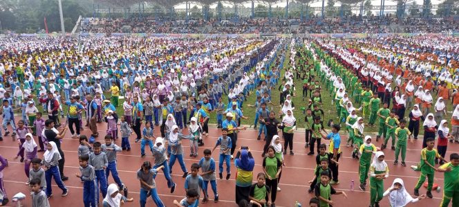 
					Dicatat dalam Muri, 10 Ribu Pelajar Kota Tangerang Senam Anak Indonesia Hebat bersama Walikota Sachrudin