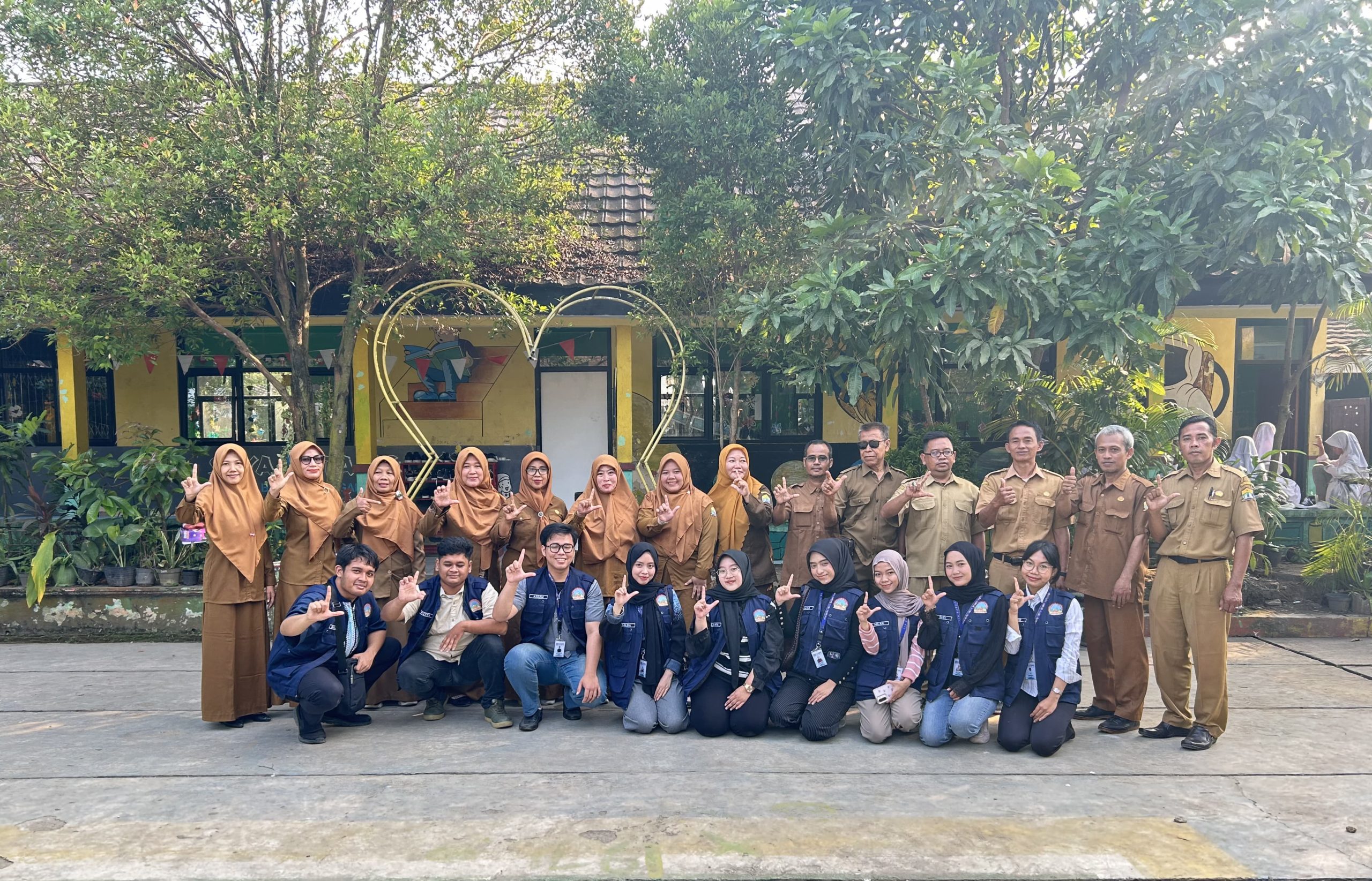 Mahasiswa KKM Literasi 70 UNTIRTA Tanamkan Minat Baca di Kelurahan Pipitan