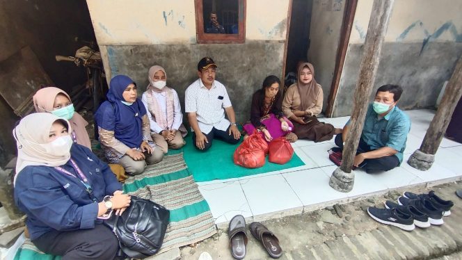 
					Di Tengah Kesibukan HUT RI ke-80, Camat Mekar Baru Sisihkan Waktu Jenguk Warga Sakit