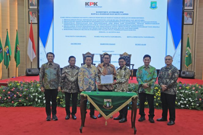 
					Komitmen Berantas Korupsi, Sachrudin-Maryono Teken Komitmen dengan KPK