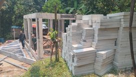 rumah milik pasangan Juned dan Saniti ambruk belum lama ini.