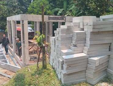 rumah milik pasangan Juned dan Saniti ambruk belum lama ini.