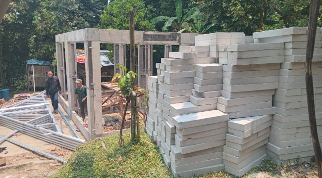 rumah milik pasangan Juned dan Saniti ambruk belum lama ini.