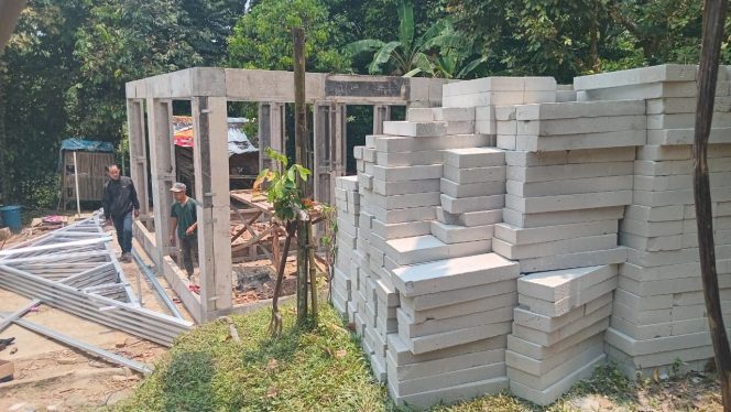 
					rumah milik pasangan Juned dan Saniti ambruk belum lama ini.