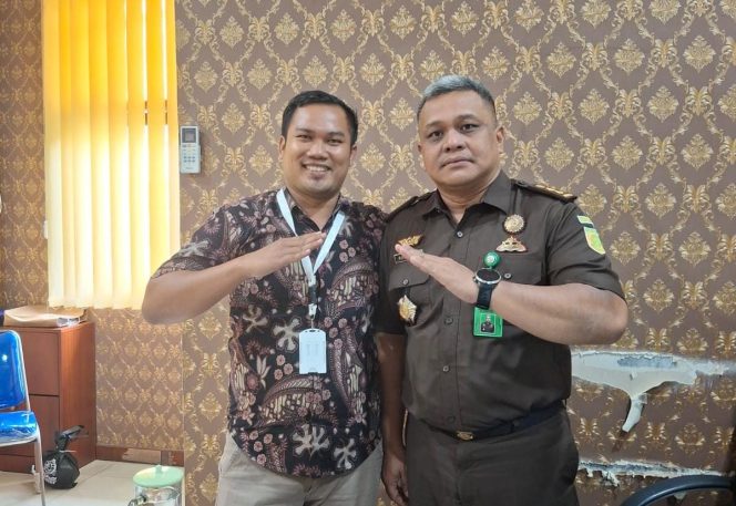 
					Keterangan foto : Koodinator pada Kejaksaan Tinggi (Kejati) Banten Aditya Rakatama mendapat promosi menjadi Kepala Kejaksaan Negeri Hulu Sungai Tengah (Kajari HST) menggantikan Dr. Yusup Darmaputra, Senin (14/10/2025)