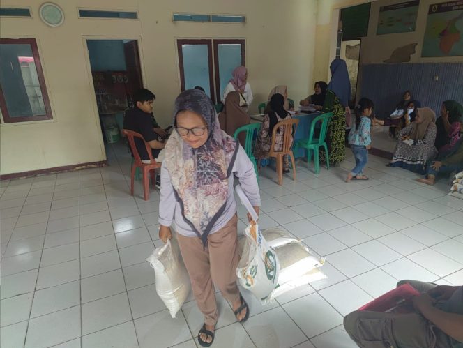 
					Keterangan foto : Bantuan beras pangan di Lebak dan Pandeglang, Kamis (30/10/2025)