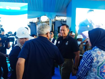 Komisaris Krakatau Bandar Samudra (KBS) Revitriyoso Husodo bersama jajaran komisaris menyambut kedatangan Menteri Koordinator Bidang Infrastruktur dan Pembangunan Kewilayahan (Menko IPK) Agus Harimurti Yudhoyono (AHY)