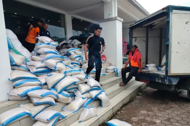 
					Gunakan Mobil Truk, BNPB Salurkan 100 Ton Beras Korban Banjir Bandang dan Longsor di Kabupaten Agam