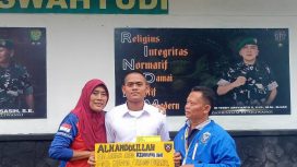 Keterangan foto : Wisnu Surya Saputra bersama kedua orang tuanya, Jumat (12/12/2025)