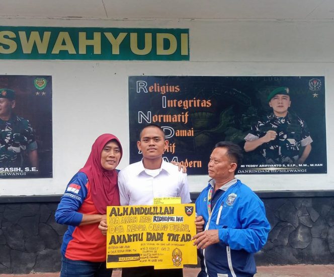 
					Keterangan foto : Wisnu Surya Saputra bersama kedua orang tuanya, Jumat (12/12/2025)