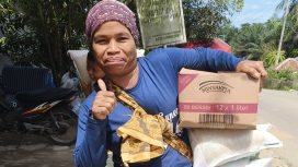 Keterangan foto : Penerima bantuan pangan untuk masyarakat, Selasa (23/12/2025)