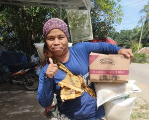 Keterangan foto : Penerima bantuan pangan untuk masyarakat, Selasa (23/12/2025)