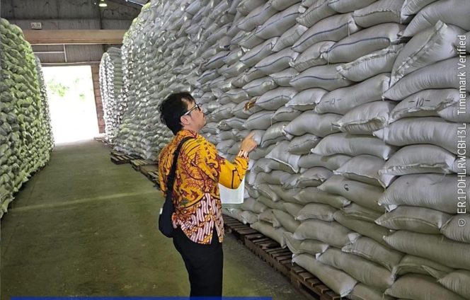 
					Keterangan foto : Perum Bulog Lebak dan Pandeglang Muhammad Syaukani, Minggu (21/12/2025)