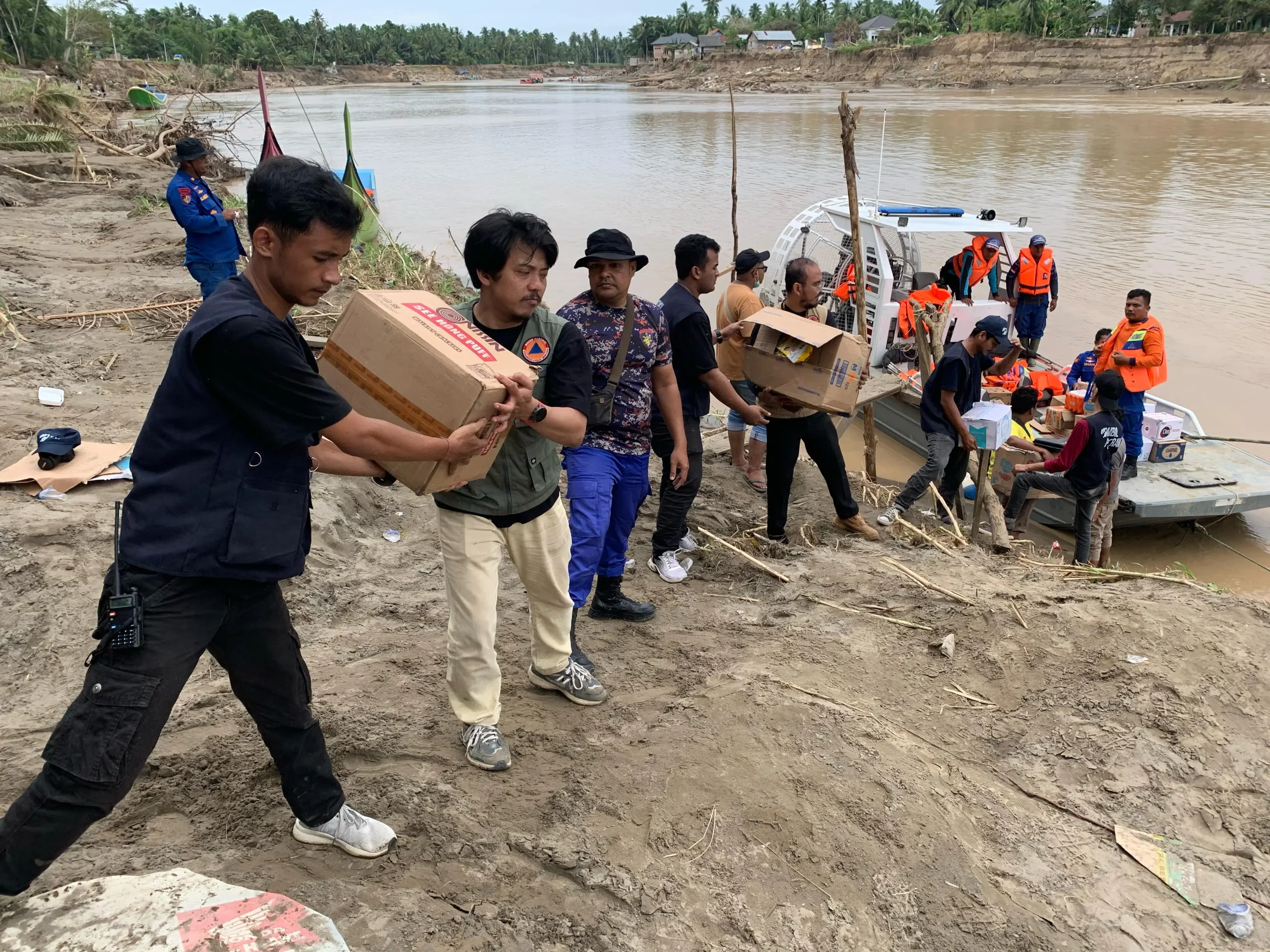 Gotong Royong dan Saling Bersinergi, BNPB Fasilitasi Perahu Karet Bantu Relawan Kirim Logistik di Jembatan Kutablang