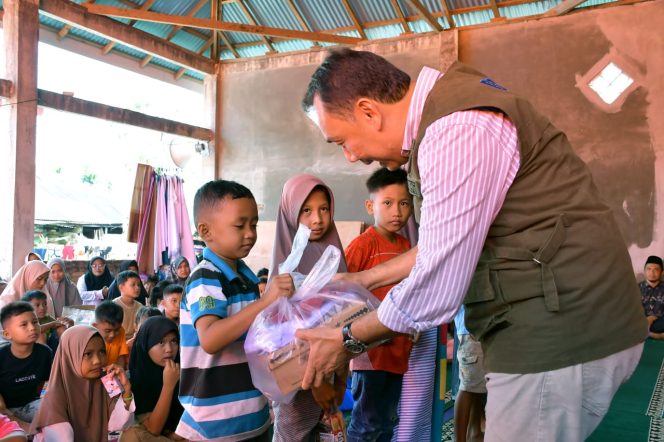 
					Pastikan Pelajar Masuk Sekolah, BNPB dan Pemkab Agam Bagikan Paket Seragam Sekolah 