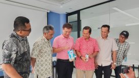 Managing Director PT Lami Packaging Indonesia Hongbiao Li (ketiga dari kiri) dan PR Manager PT Lami Packaging Indonesia, Ahmad Rizalmi (keempat dari kiri) saat menunjukkan contoh kemasan aseptik produk Lamipak di sela acara Konferensi Pers Anugerah Jurnalistik Lamipak 2026 di HO Lamipak Indonesia, Cikande, Serang, Banten, Selasa (20/1/2026).