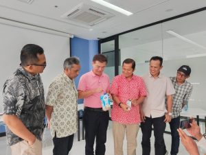 Managing Director PT Lami Packaging Indonesia Hongbiao Li (ketiga dari kiri) dan PR Manager PT Lami Packaging Indonesia, Ahmad Rizalmi (keempat dari kiri) saat menunjukkan contoh kemasan aseptik produk Lamipak di sela acara Konferensi Pers Anugerah Jurnalistik Lamipak 2026 di HO Lamipak Indonesia, Cikande, Serang, Banten, Selasa (20/1/2026).