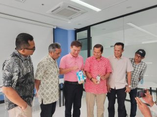 Managing Director PT Lami Packaging Indonesia Hongbiao Li (ketiga dari kiri) dan PR Manager PT Lami Packaging Indonesia, Ahmad Rizalmi (keempat dari kiri) saat menunjukkan contoh kemasan aseptik produk Lamipak di sela acara Konferensi Pers Anugerah Jurnalistik Lamipak 2026 di HO Lamipak Indonesia, Cikande, Serang, Banten, Selasa (20/1/2026).