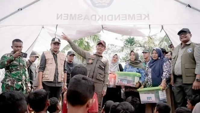 
					Kepala BNPB Kunjungi Aceh Timur, Bagikan Seragam Sekolah dan Serahkan Kunci Huntara