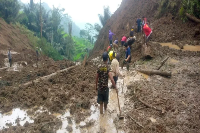 
					Kepala BNPB Ingatkan Waspada Cuaca Ekstrim, Longsor Terjang Desa Bongas Pemalang
