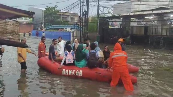 
					Dikepung Banjir dan Pohon Tumbang, BNPB Siaga Evakuasi dan Bantu Warga di Tangerang 