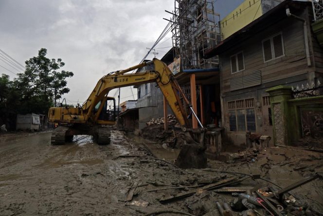 
					Drainase Kota Kuala Simpang Masih Berlumpur, BNPB Kerahkan Ekskavator dan Dump Truck Bersihkan Lumpur