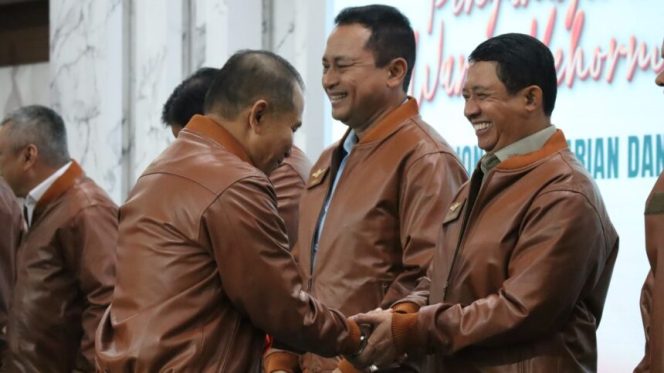 
					Disematkan Pin Brevet, Kepala BNPB Dapat Anugerah Warga Kehormatan Basarnas