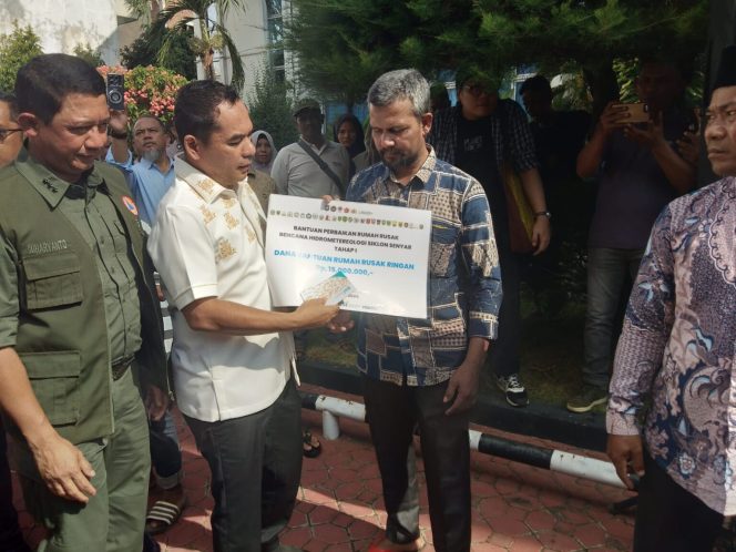 
					Bersama Wali Kota Lhokseumawe, Kepala BNPB Salurkan Bantuan Perbaikan 1.275 Rumah Banjir Bandang