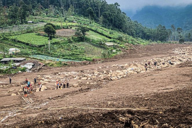 
					Cuaca Ekstrem, Kepala BNPB Catat Rentetan Bencana Alam Silih Berganti Terjadi di Daerah Indonesia 