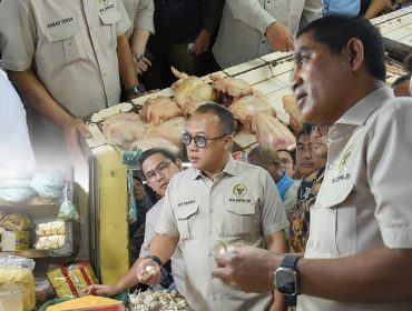 Keterangan foto : Anggota Komisi VI DPR RI Arif Rahman melakukan kunjungan kerja ke Pasar Wonokromo Surabaya, Kamis (12/2/2026)