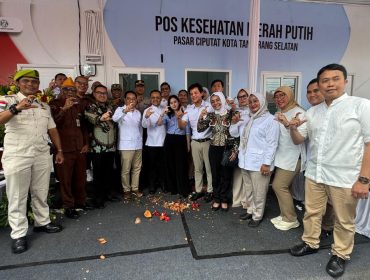 Keterangan foto : Partai Gerindra, Kesehatan Indonesia Raya (Kesira) Tangerang Selatan melakukan aksi nyata dengan meresmikan Pos Kesehatan Merah Putih di Pasar Ciputat, Tangerang Selatan, Sabtu (14/2/2026)