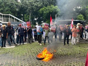 Ratusan massa dari Himpunan Aktivis Milenial Indonesia (HAMI) menggelar aksi damai di depan gedung Komisi Pemberantasan Korupsi (KPK) Jakarta pada Senin (23/2)