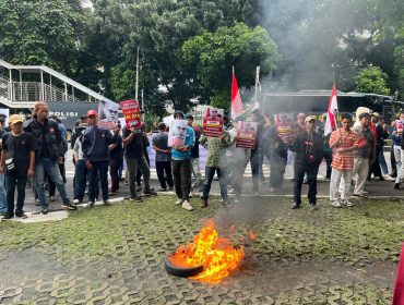 Ratusan massa dari Himpunan Aktivis Milenial Indonesia (HAMI) menggelar aksi damai di depan gedung Komisi Pemberantasan Korupsi (KPK) Jakarta pada Senin (23/2)