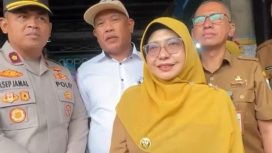 Keterangan foto ; Bulog dan Bupati Pandeglang Dewi Setiani pantau harga kebutuhan pokok di pasar badak, Selasa (24/2/2024)