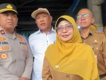 Keterangan foto ; Bulog dan Bupati Pandeglang Dewi Setiani pantau harga kebutuhan pokok di pasar badak, Selasa (24/2/2024)