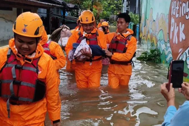 
					Kepala BNPB Rangkul Tim Gabungan Gerak Cepat Evakuasi Korban Banjir Makassar