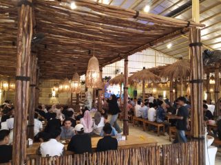 Pengurus Dewan Pimpinan Cabang (DPC) Partai Demokrat Kabupaten Tangerang menggelar buka bersama di Aloah, Kecamatan Pasar Kemis, Kabupaten Tangerang, 25 Februari 2026.