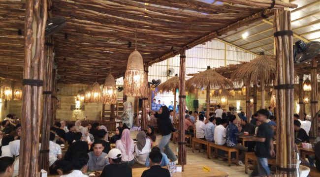 Pengurus Dewan Pimpinan Cabang (DPC) Partai Demokrat Kabupaten Tangerang menggelar buka bersama di Aloah, Kecamatan Pasar Kemis, Kabupaten Tangerang, 25 Februari 2026.