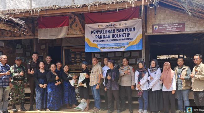 Senyum bahagia dan rasa syukur terpancar jelas dari wajah para sesepuh dan warga adat Kanekes, Desa Cibeo, Kecamatan Leuwidamar.