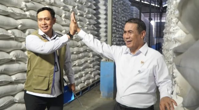 Keterangan foto : Menteri Pertanian Amran Sulaeman dan Direktur Utama Bulog, Jumat (24/4/2026)