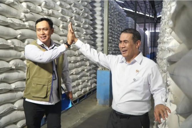 
					Keterangan foto : Menteri Pertanian Amran Sulaeman dan Direktur Utama Bulog, Jumat (24/4/2026)