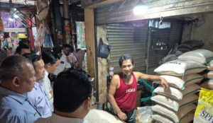 Perum Bulog Cabang Lebak-Pandeglang memastikan harga bahan pokok, khususnya beras, di Pasar Rangkasbitung tetap stabil dan terjangkau masyarakat.
