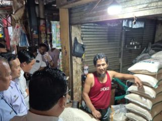 Perum Bulog Cabang Lebak-Pandeglang memastikan harga bahan pokok, khususnya beras, di Pasar Rangkasbitung tetap stabil dan terjangkau masyarakat.