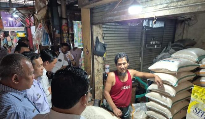 
					Perum Bulog Cabang Lebak-Pandeglang memastikan harga bahan pokok, khususnya beras, di Pasar Rangkasbitung tetap stabil dan terjangkau masyarakat.