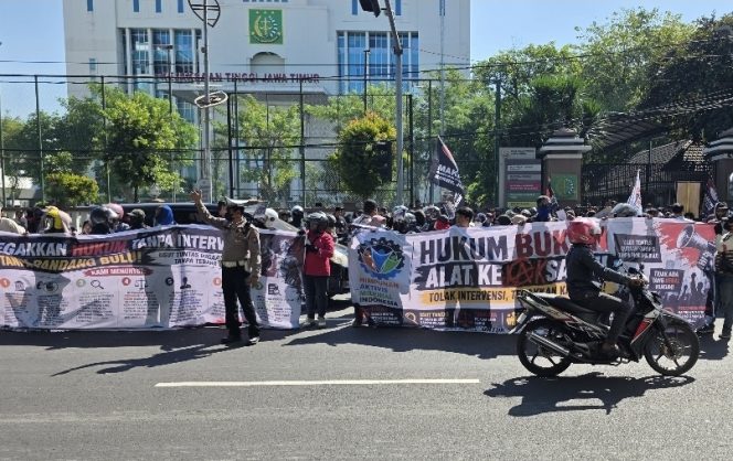 
					Ratusan Massa Minta Hentikan Intervensi, Jaga Prinsip Kesetaraan di Mata Hukum