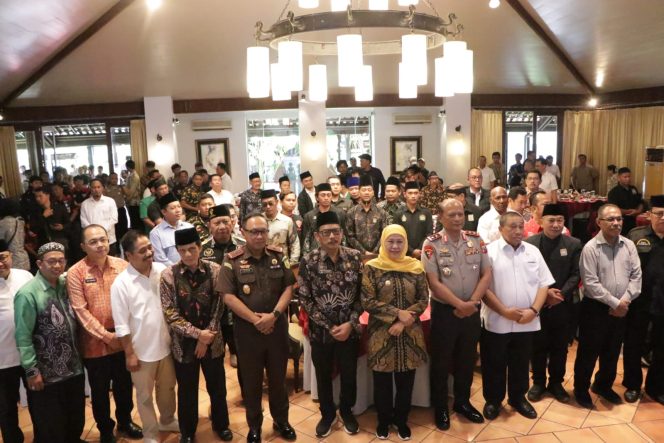 
					Bantah Isu Kerusuhan, Forkopimda dan Ormas Jatim Gelar Deklarasi Damai Surabaya 2026